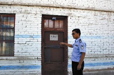 女警在母亲被杀时躲避遭非议(图)