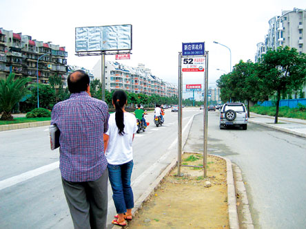 站台没顶棚、站牌缺失……读者反映的小问题和坐公交出行息息相关