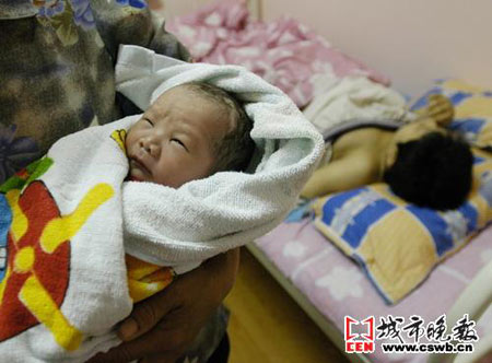 1.2米高母亲产下3.4公斤男婴(图)