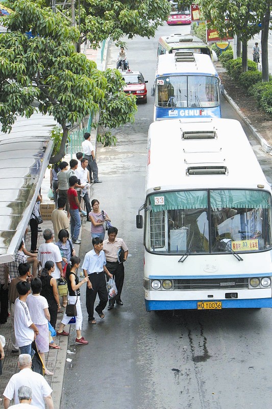 厦门又现公交司机被暴打乘客为何袖手旁观(2)