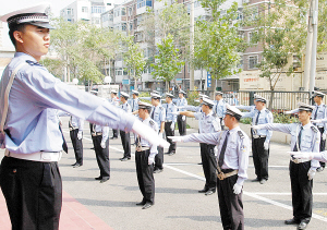 全市交警接受新交通指挥手势培训考核(图)