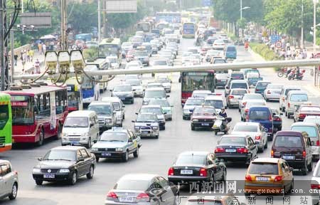 无车日:南宁街头车来车往