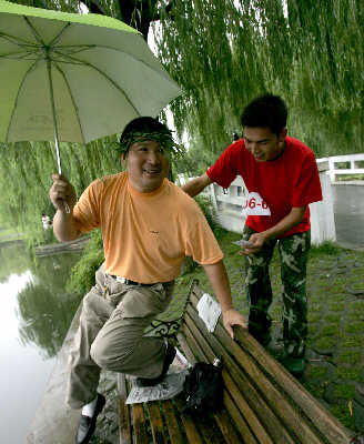 公园里劝阻不文明行为(图)