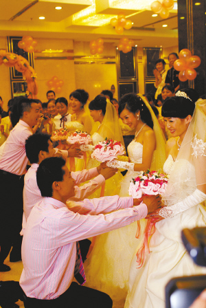 我市民企云天楼免费为员工操办集体婚礼[图]