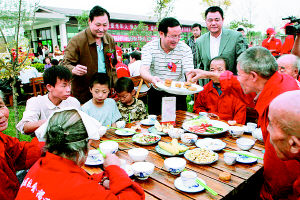 长安为孤老和儿童举行中秋赏月晚会(图)