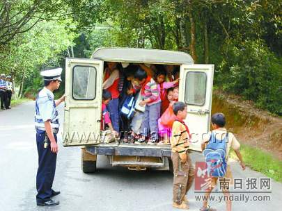 景洪:40名小学生塞满一辆微型小货车