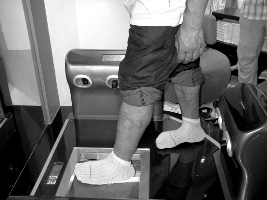 顾客脚型电脑量 定做皮鞋最合脚(图)