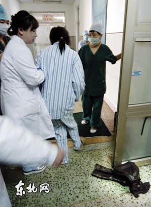 男子做变性手术前愧对亲人留下眼泪(组图)