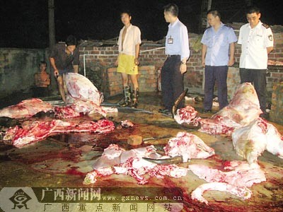 南宁多部门联合执法 零点行动端掉29私宰窝点