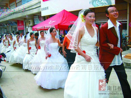 开远14对新人举行集体婚礼:公交当婚车、到福