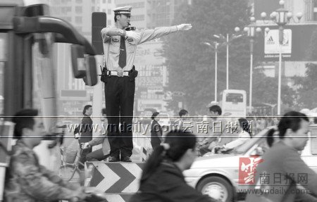 昆明交警启用新交通信号手势不少老驾对变道手