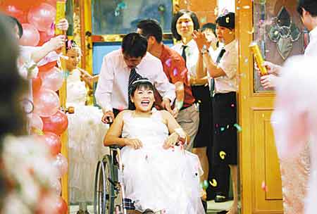 5对残疾人举行集体婚礼 同栽爱情树共谱幸福曲