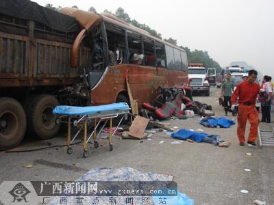 [原创]贵州客车在广西发生特大车祸 6死38伤(图