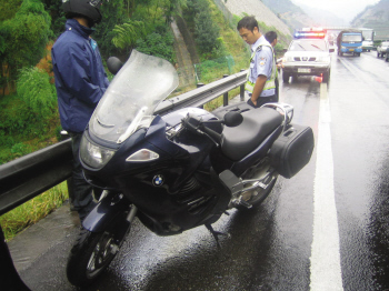 刚在上海看完F1赛车 摩托车手高速上狂飙[图]