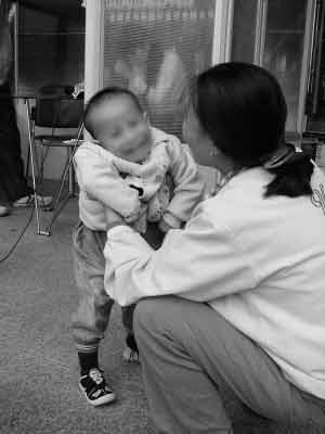 三岁男孩不会说话不会走 父母急寻良方(图)