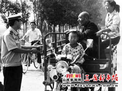 9岁男孩驾龄两年 交警阻拦吓得大哭(图)