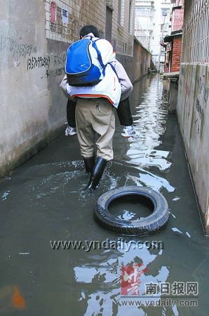 地下排污管道受阻居民楼遭灾 卢家营400住户晴天出门穿雨靴