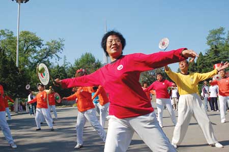 小小柔力球舞动夕阳红(图)