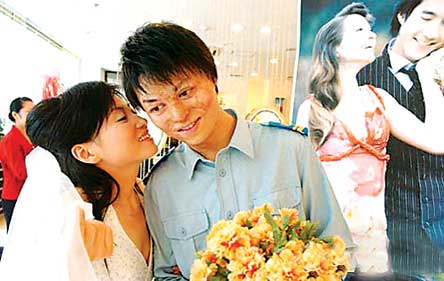 美女大学生嫁给扑火中毁容军人(图)