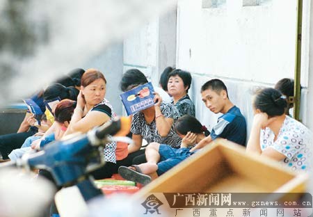 警方乘邮政车搬家车进入小区端赌窝(图)