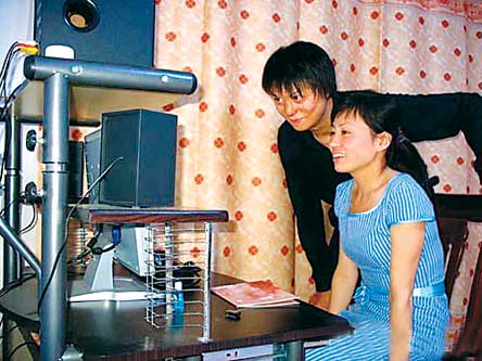 美女大学生嫁给扑火中毁容军人(图)