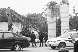 水泥柱砸扁挖掘机驾驶室 司机不幸遇难