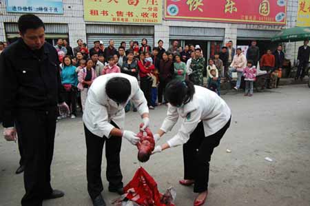 赤身女婴被弃<em>阴沟</em> 时隔33小时后生还(图)_新闻