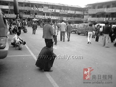 记者暗访南疆驾驶员城买卖假车牌黑幕 军车警