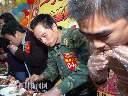 成都首评啃骨王 小伙子1分半钟内啃光8根(图)