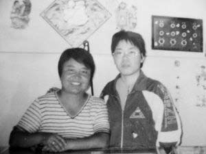 老师让亲生女儿退学供贫困女孩上学(图)
