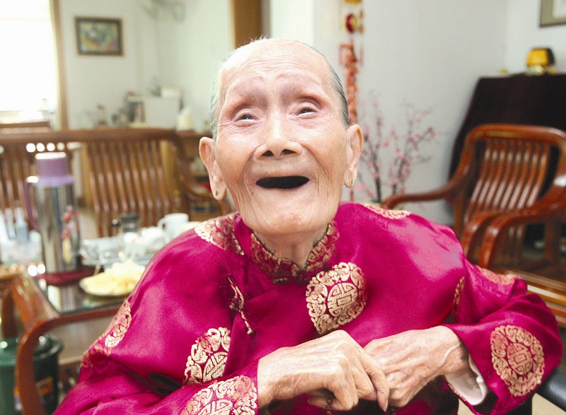 103岁老阿婆,还长黑头发