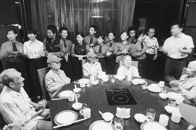 重阳节:厦门爱欣公寓老人享丰盛午餐