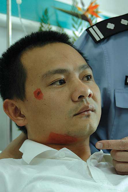 厦门翔安区一民警浴室内勇斗逃犯负伤