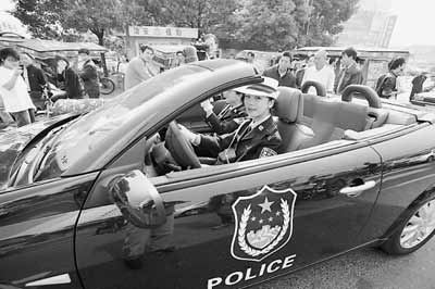 浙江绍兴女警开跑车巡逻被指作秀(图)