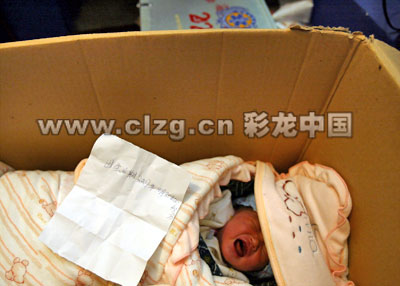 新生女婴被装进纸箱丢弃河边(图)