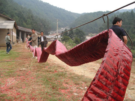 湖南一鞭炮厂制作出23公里长鞭炮(图)