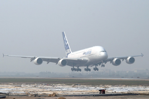空中客车a380飞机于2007年10月23上午10点10分飞抵广州白云机场