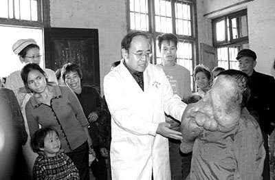 湖南象面人术后首次回家(图)