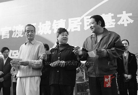 官渡425名参保人员昨领社保卡