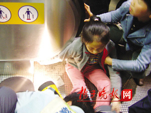 手扶电梯卡住女童右手