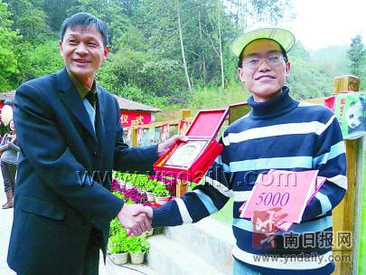 喜一对熊猫兄弟有了新名字 忧白虎宝宝的奶妈