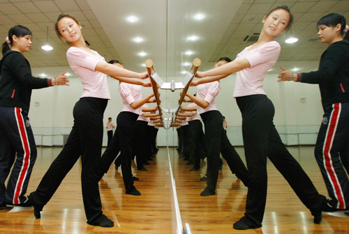 北京空姐接受礼仪训练 以便更好服务08年奥运