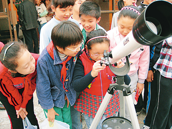 孩子们学习使用天文望远镜