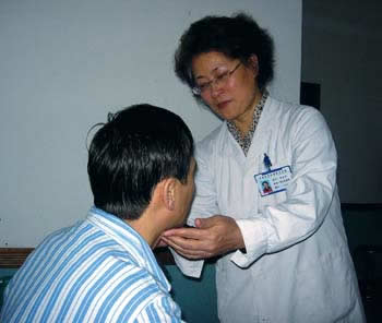 患癌症医生接受手术前为病人做手术(图)