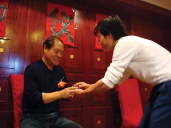 公司为新招聘员工举行拜师仪式(图)