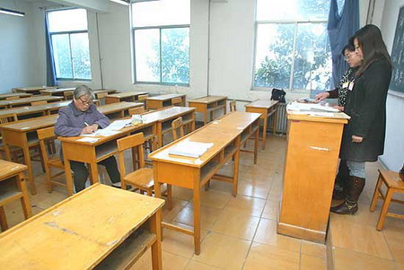 60岁老大娘自考本科 成为年轻人榜样(图)