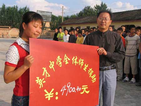 女孩瞒着家人读完高中考上大学(图)