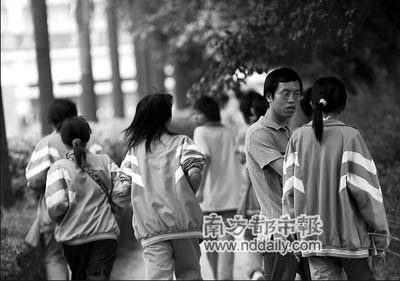 女婴被弃中学校园 学校称与本校女生无关