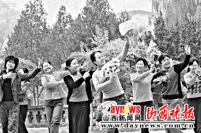 迎泽区老军营二社区教居民学跳民族舞蹈(图)