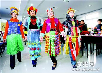 ... 资源 废品 回收 公司 废品 变 时装 校园 t 台 秀 环保